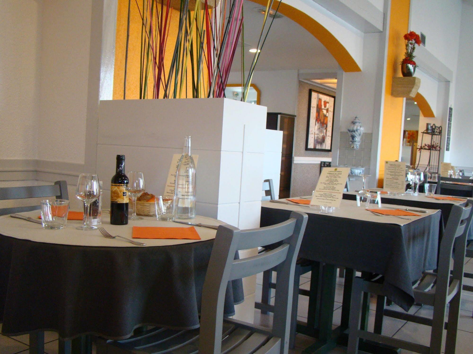 Logis Hotel Le Moulin Des Gardelles 리옴 외부 사진